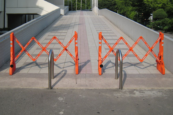 Multi-Gate Expandable and Portable Outdoor Plastic Barricade